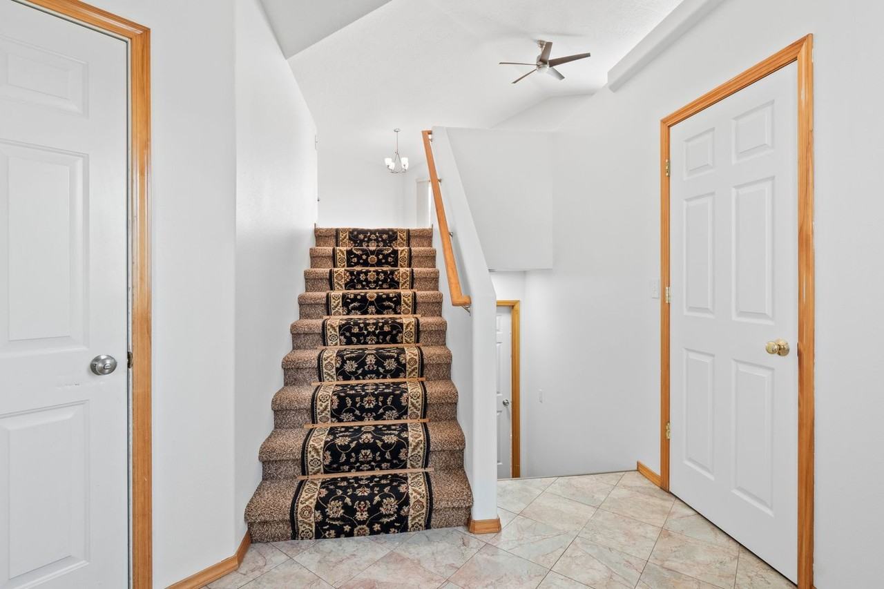 3303 Meadow Glen Ln - Photo 5 of 30