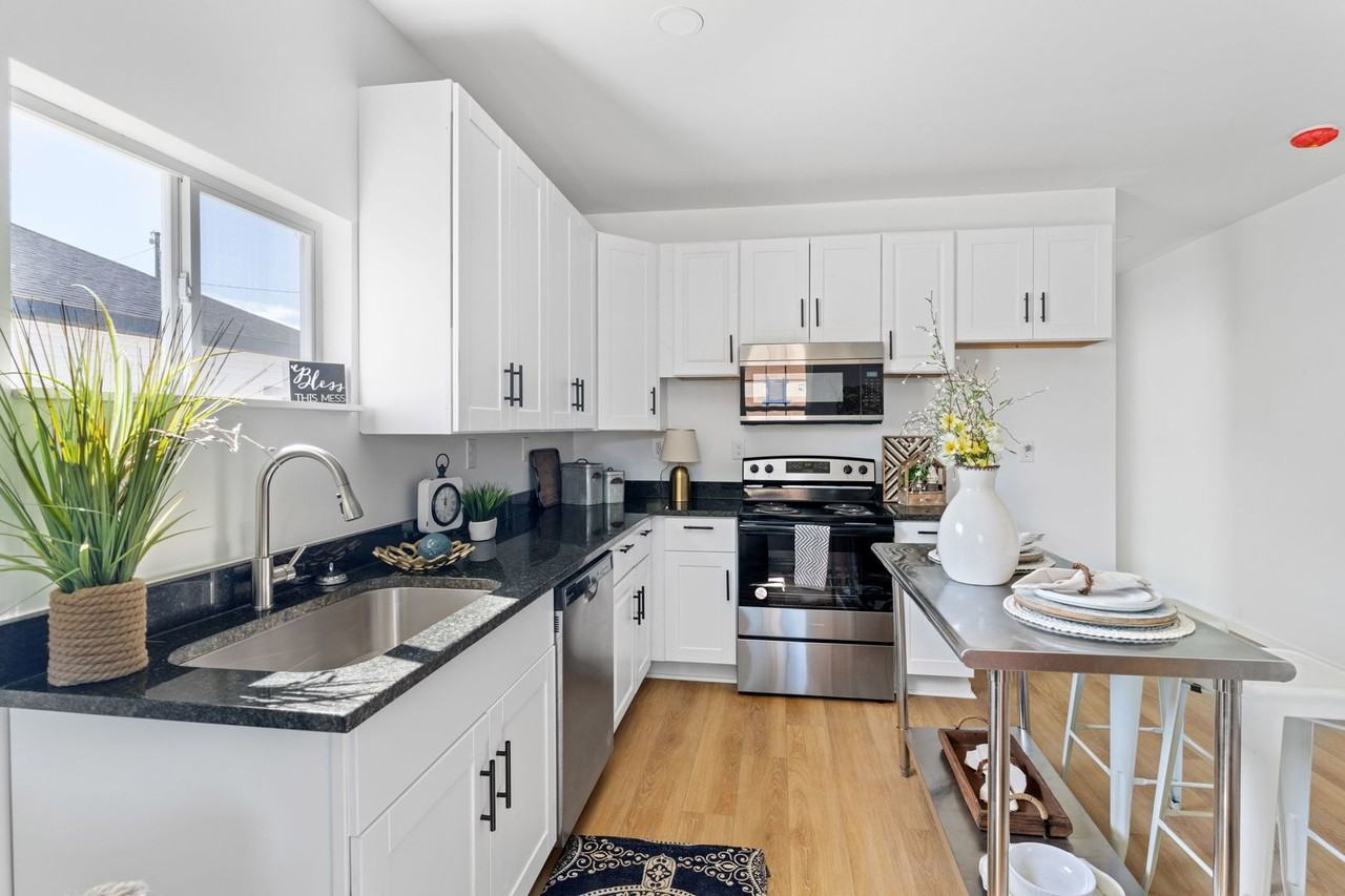 413/415 Novelty St - Photo 2 of 7