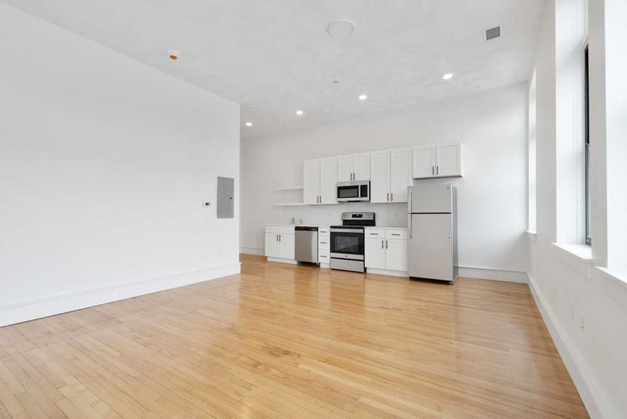 Palace Apartments - Photo 6 of 36