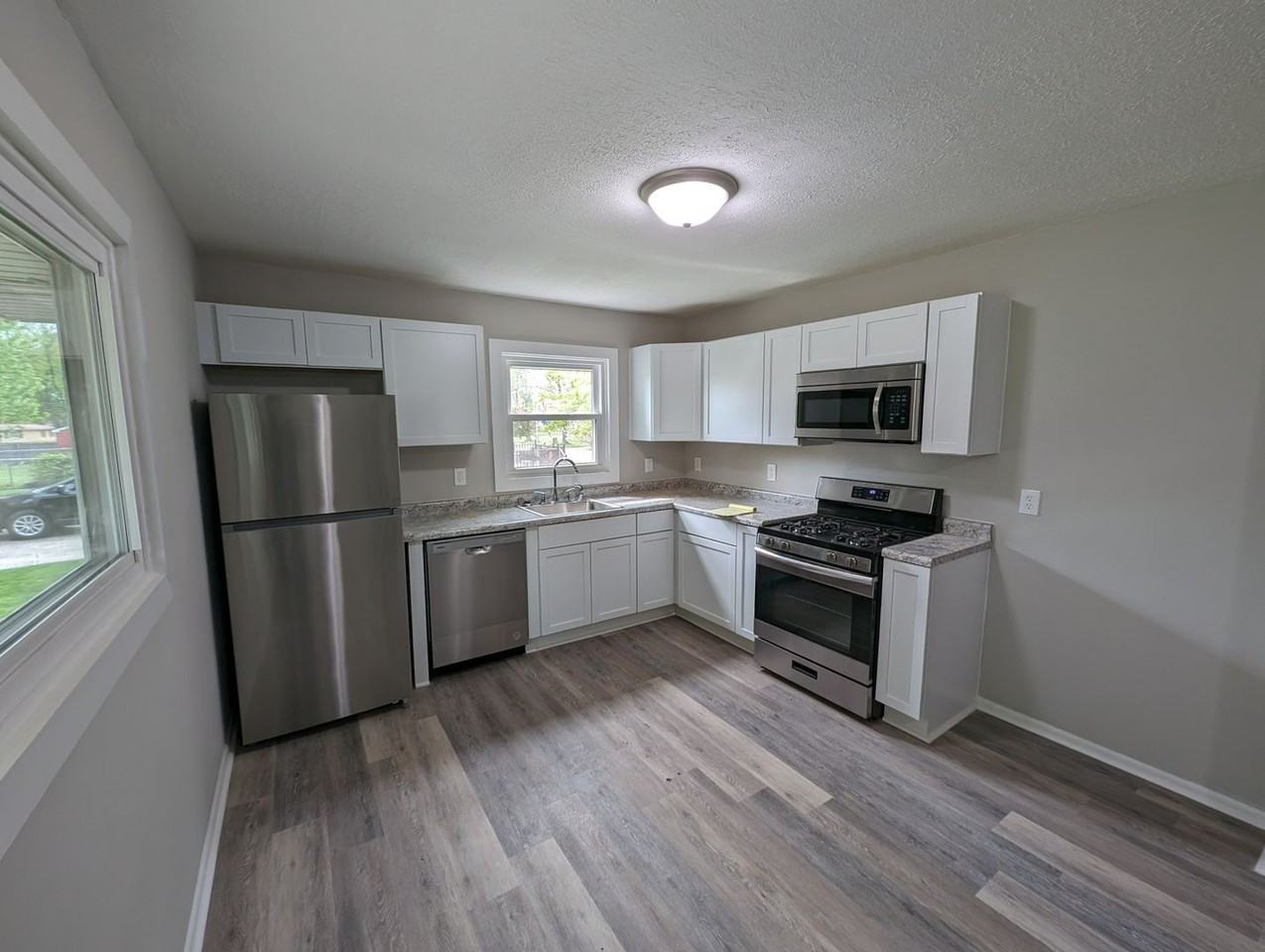 5423 Tulip Ave - Photo 3 of 10