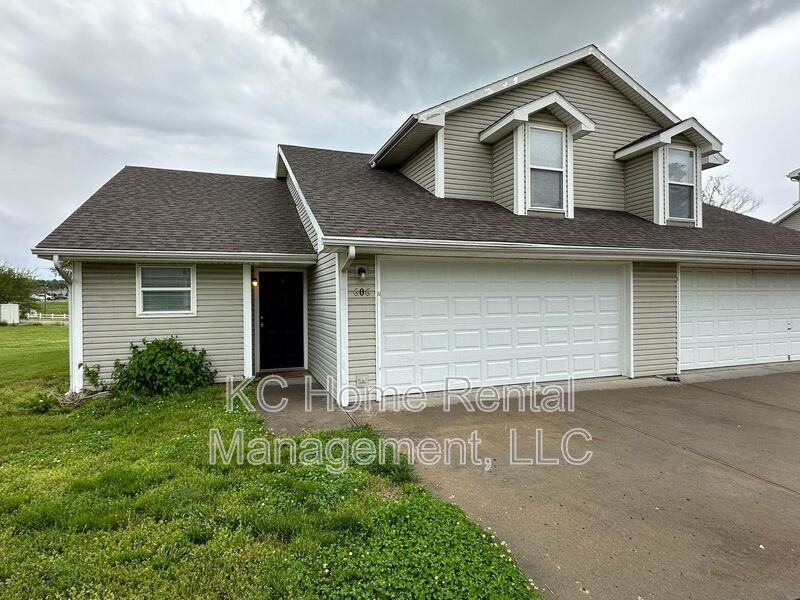606 Susanne Ct - Photo 2 of 37