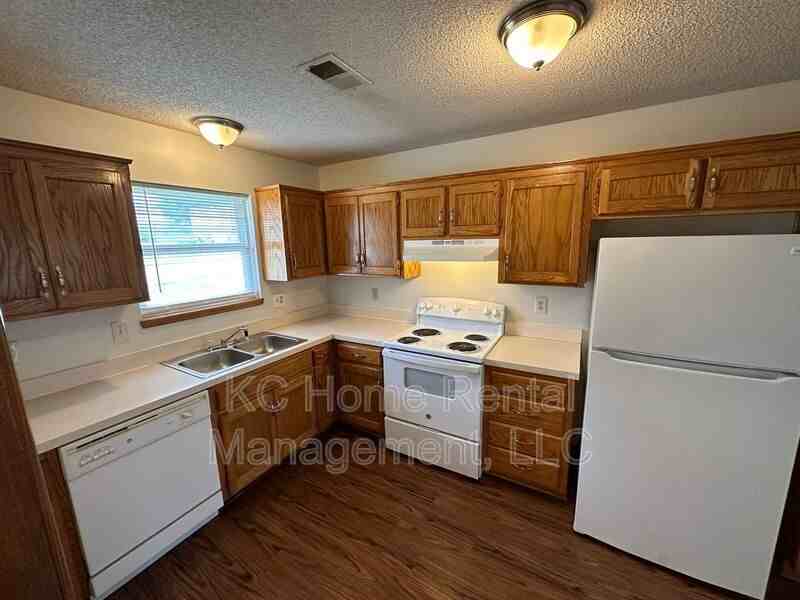 606 Susanne Ct - Photo 3 of 37