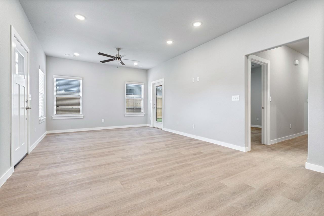 253 N Wild Goose Ave - Photo 3 of 18