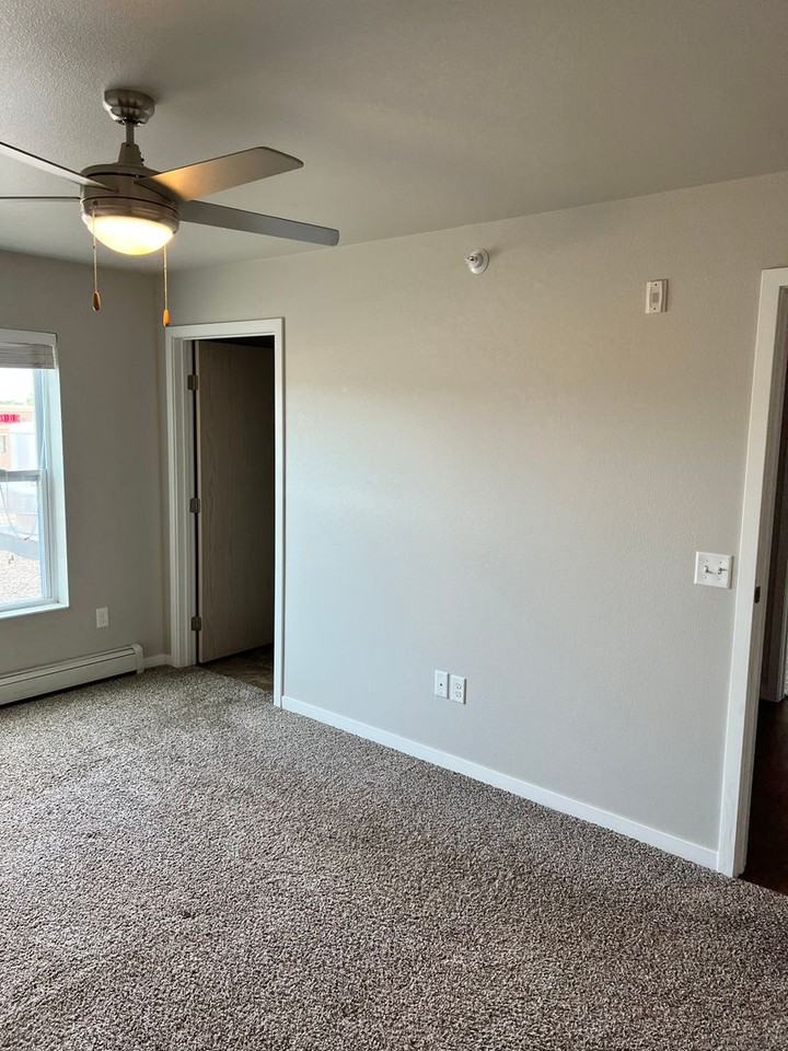 201 Holmes St E #402 - Photo 3 of 38