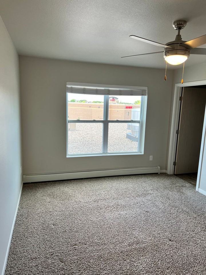201 Holmes St E #402 - Photo 5 of 38