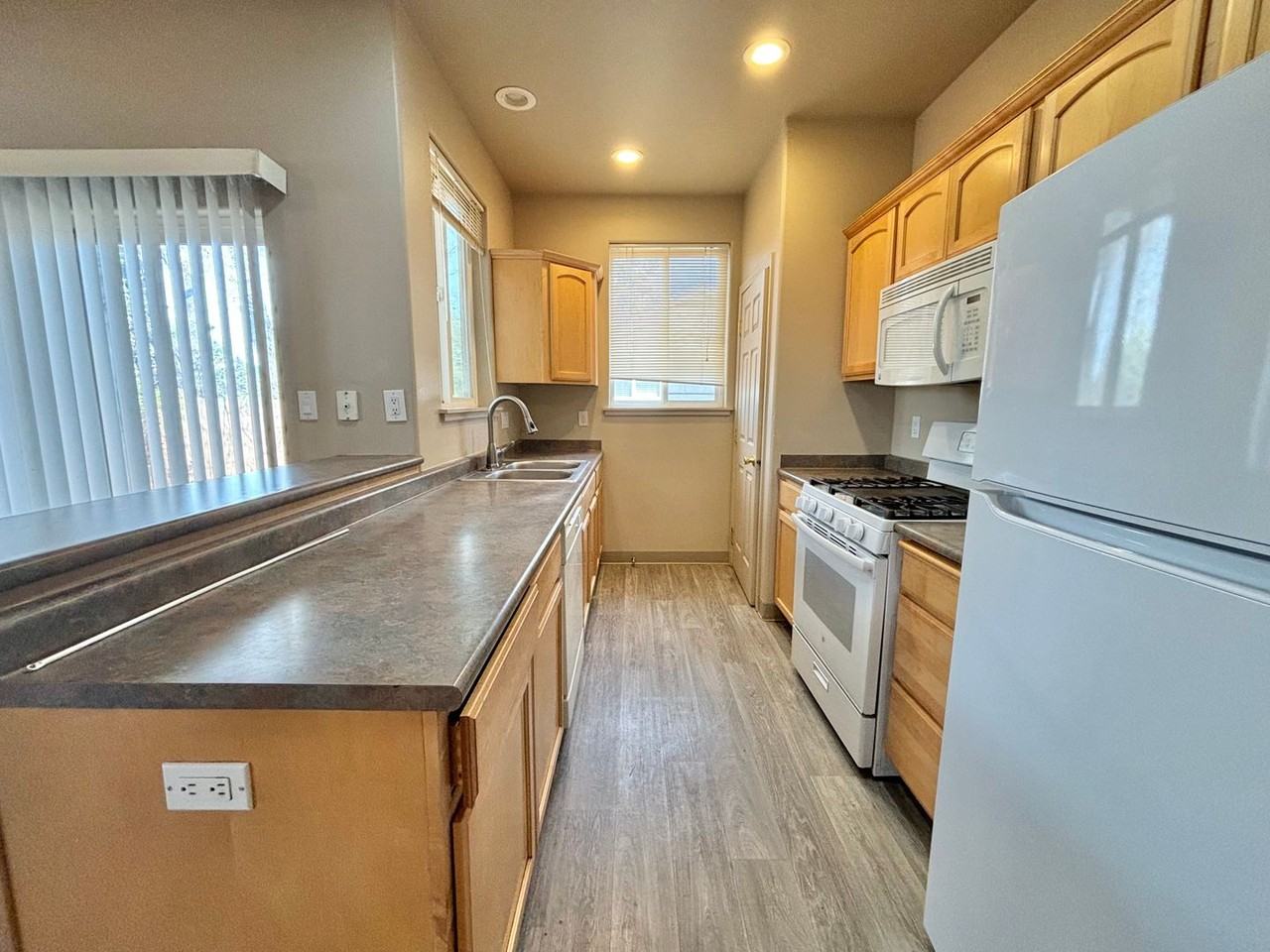 14 Se Mckinley Ave #1 - Photo 3 of 28