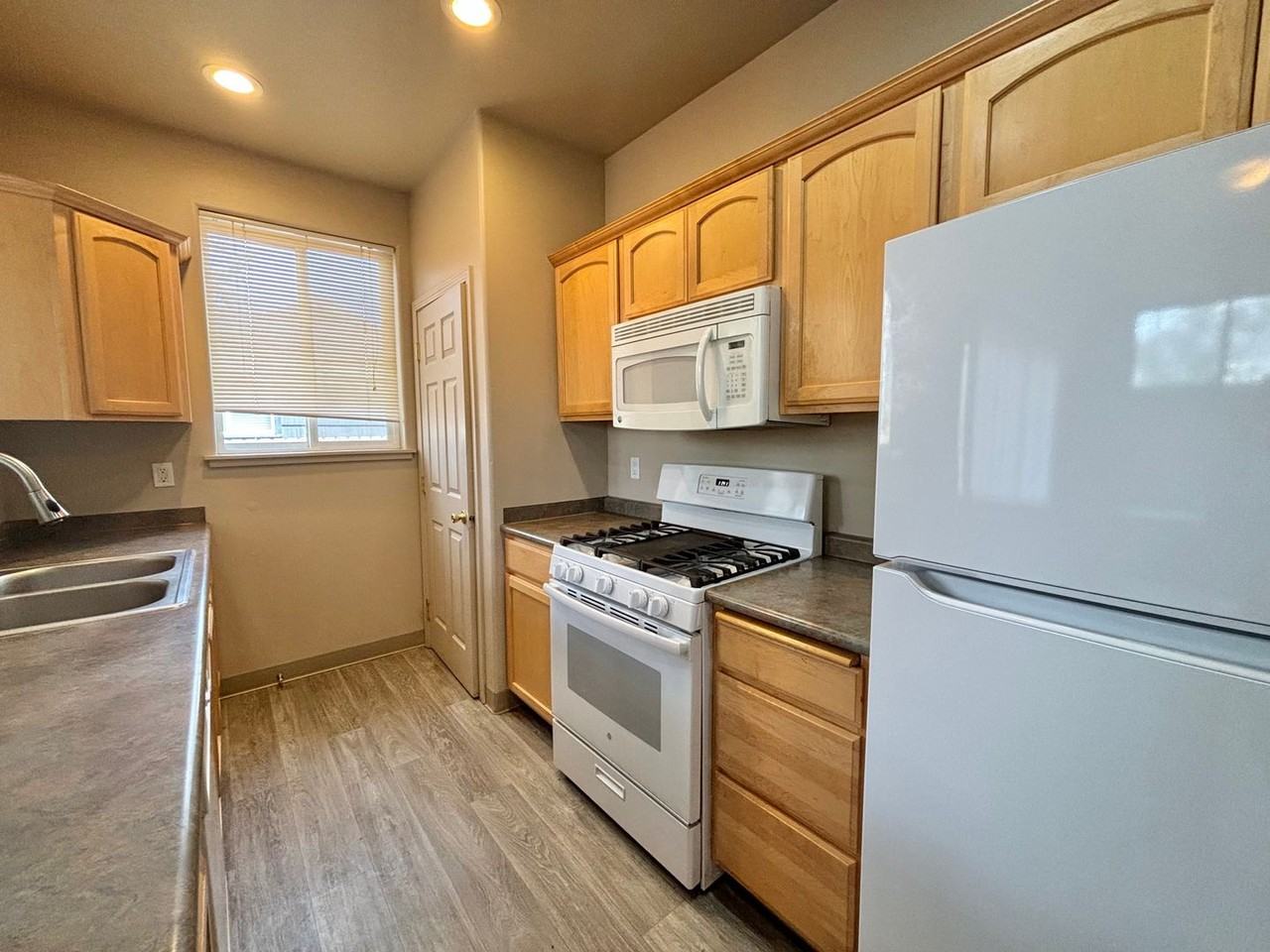14 Se Mckinley Ave #1 - Photo 4 of 28