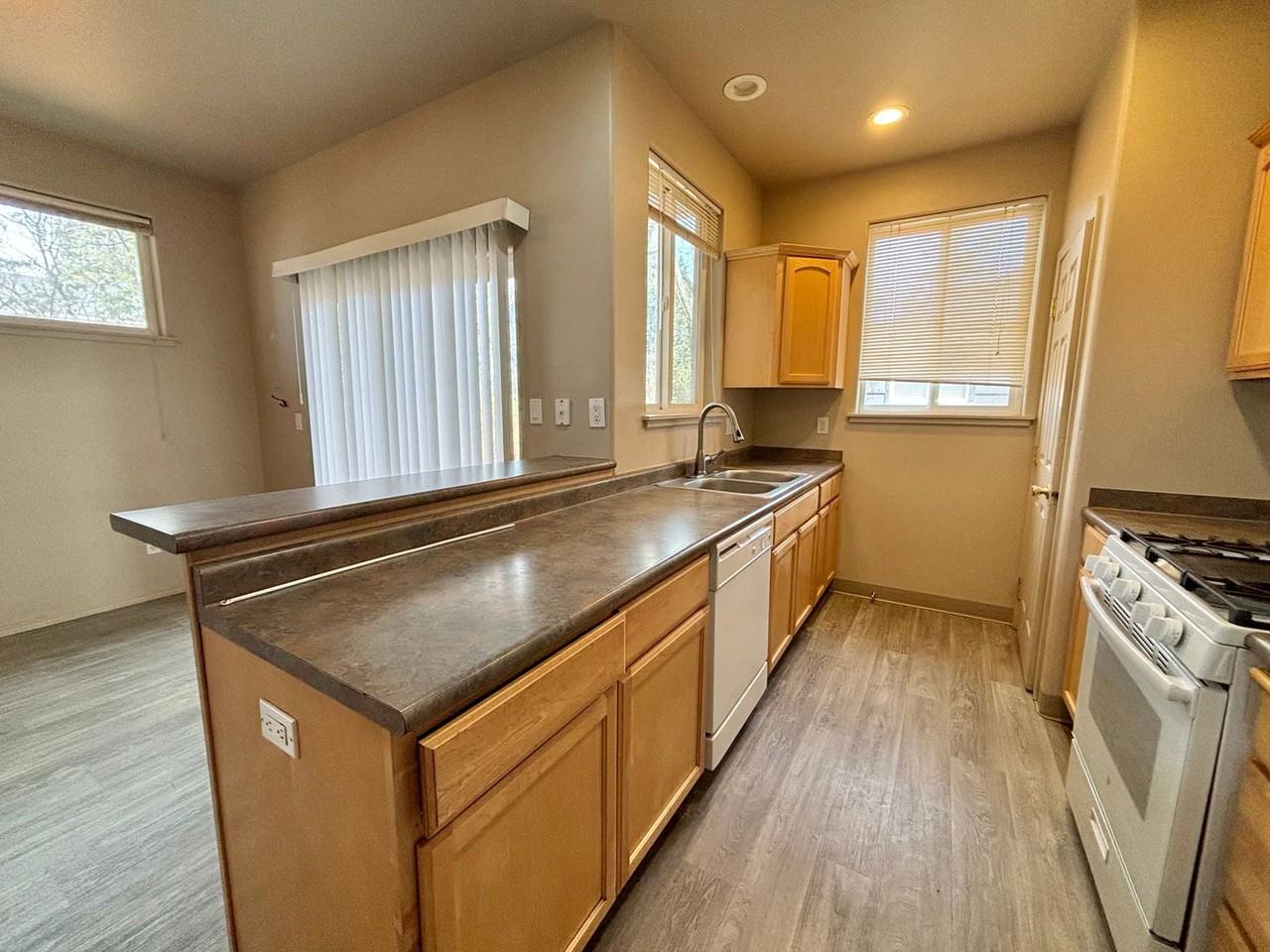 14 Se Mckinley Ave #1 - Photo 6 of 28