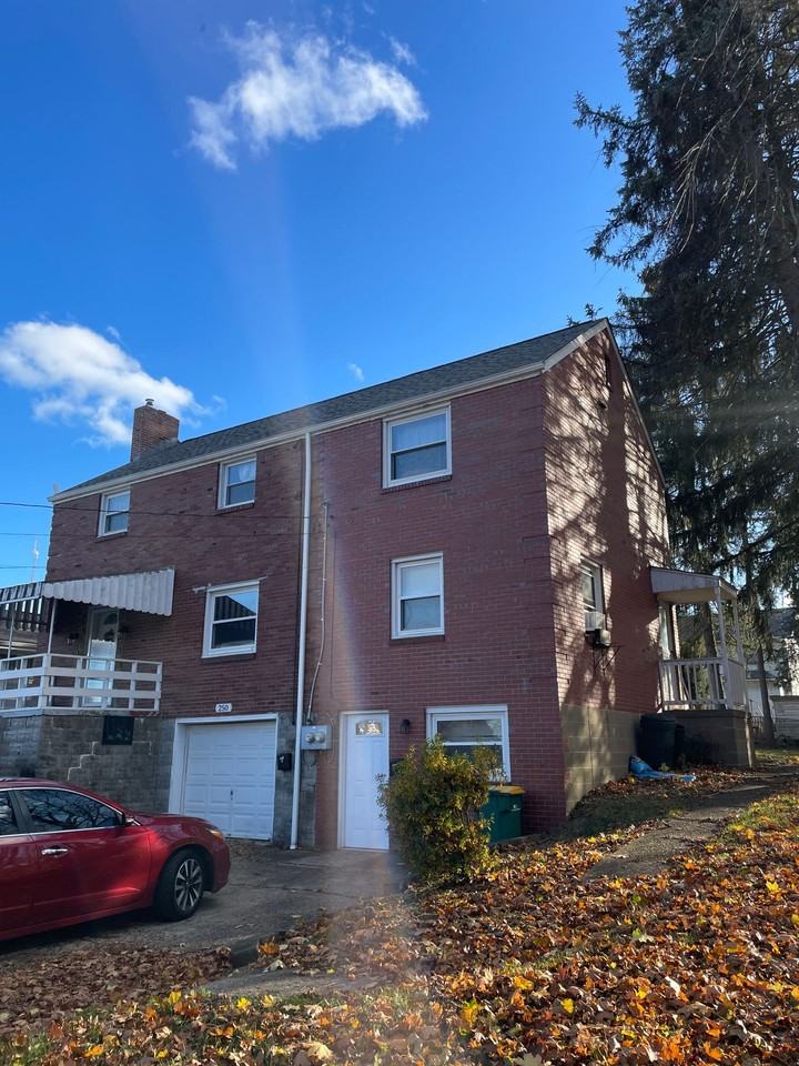 Duplex in prime neighborhood - Photo 3 of 3