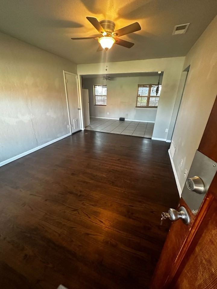 5020 Memory Ln - Photo 2 of 12