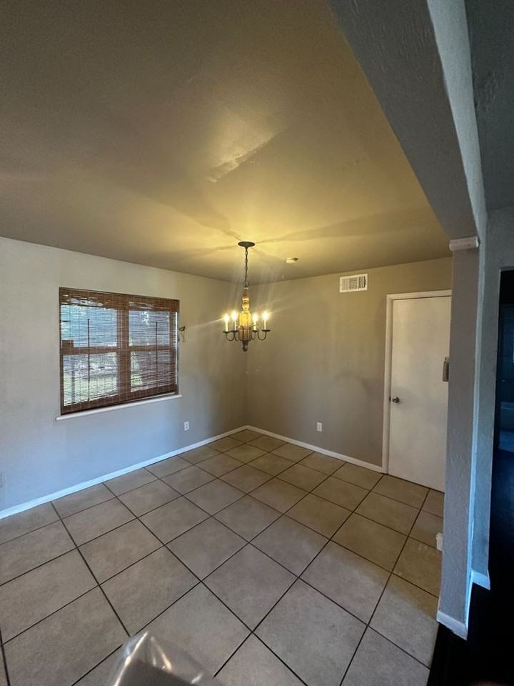 5020 Memory Ln - Photo 3 of 12