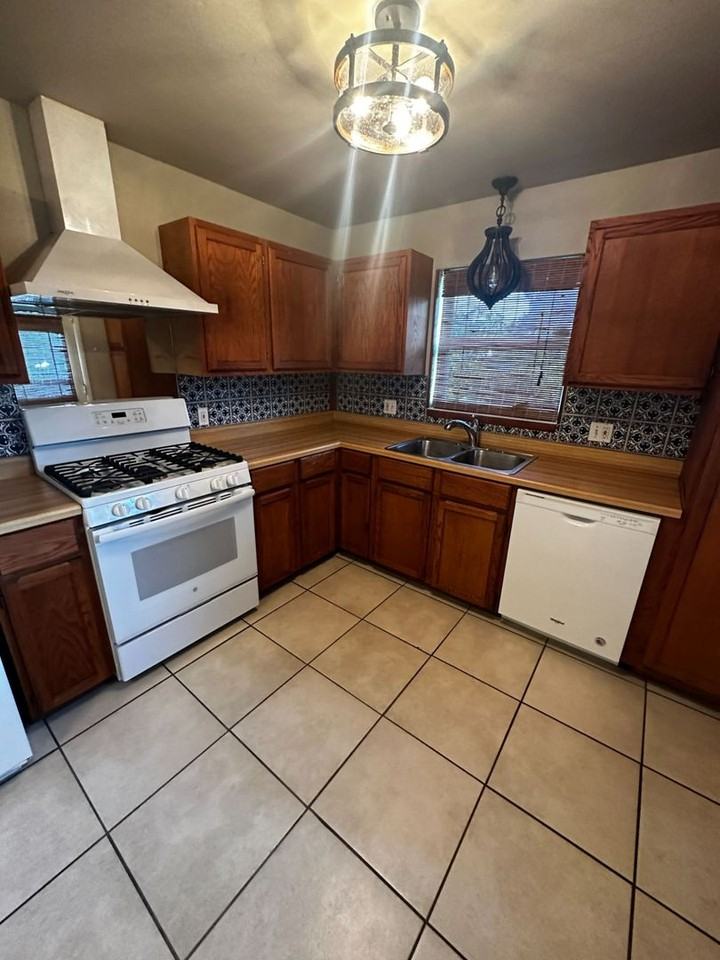 5020 Memory Ln - Photo 5 of 12