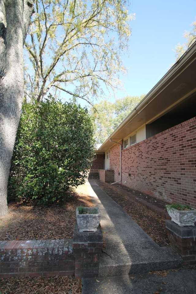 401 Lakeside Dr - Photo 2 of 18