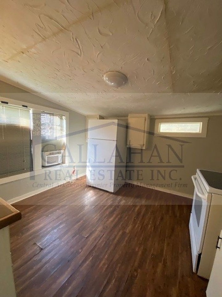 711 W 33rd St - Photo 6 of 11