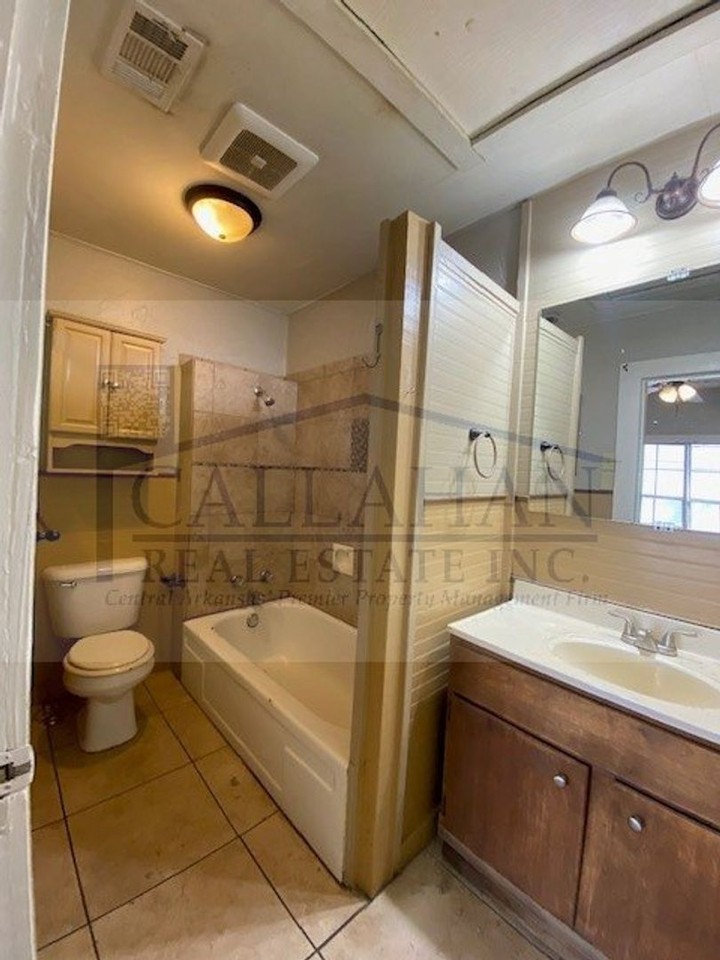 711 W 33rd St - Photo 7 of 11
