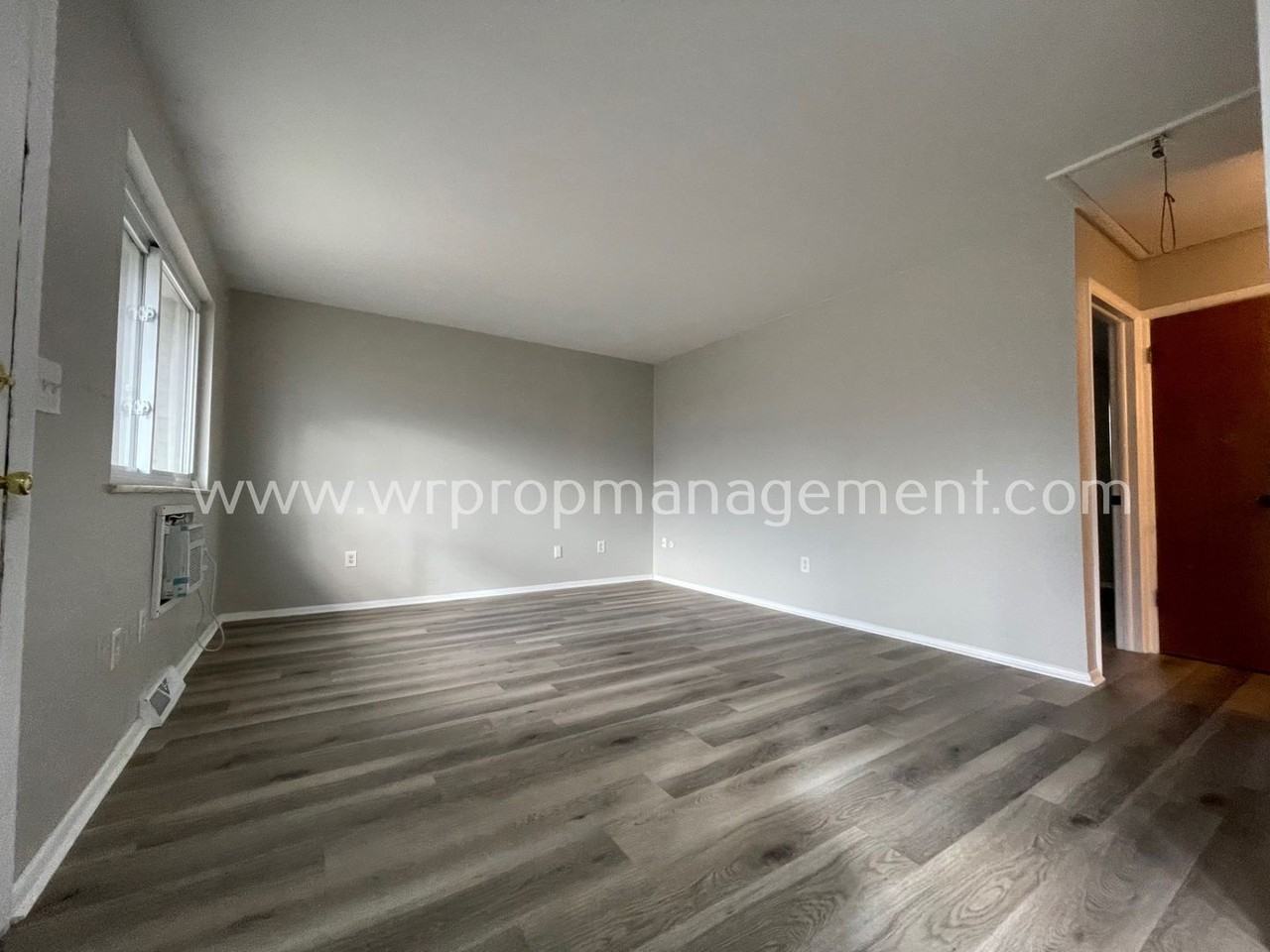 Glendale Manor - Photo 3 of 5