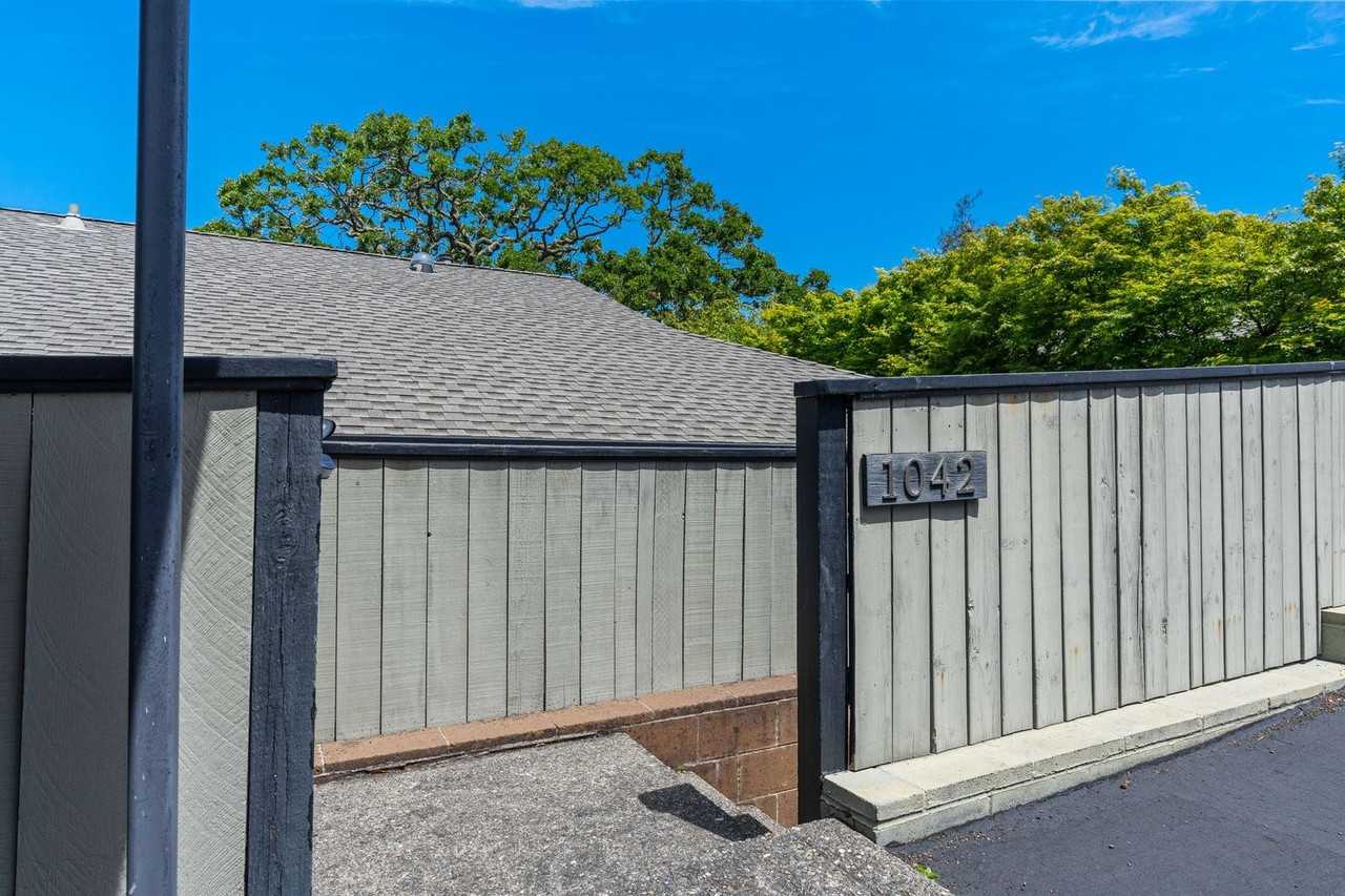 1042 East Ave - Photo 2 of 38