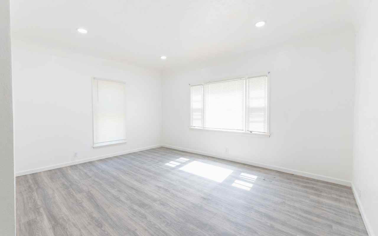 1048 Mechanic St - Photo 7 of 20