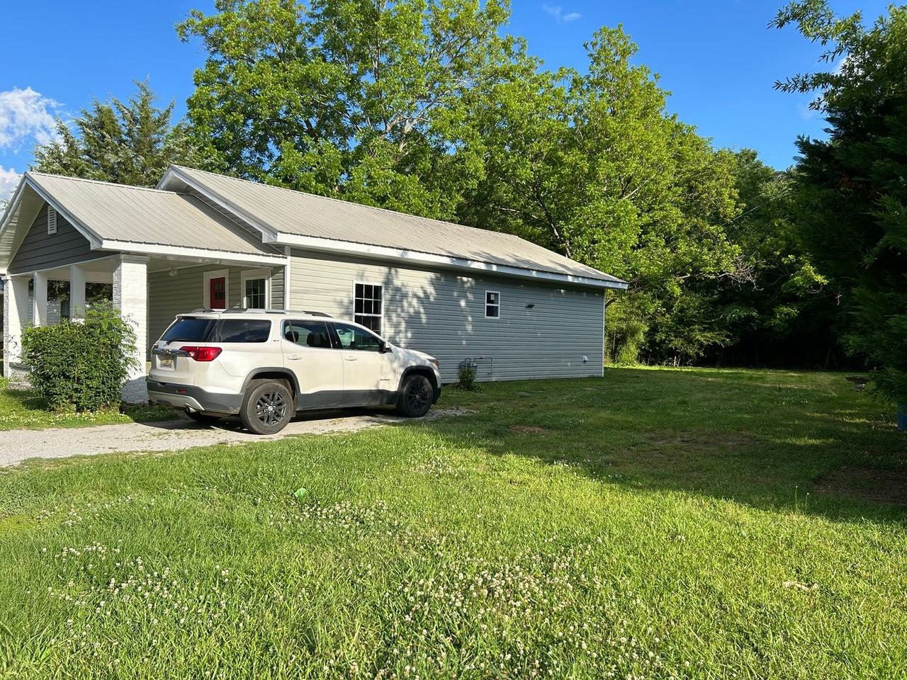 401 Francis St E - Photo 2 of 20