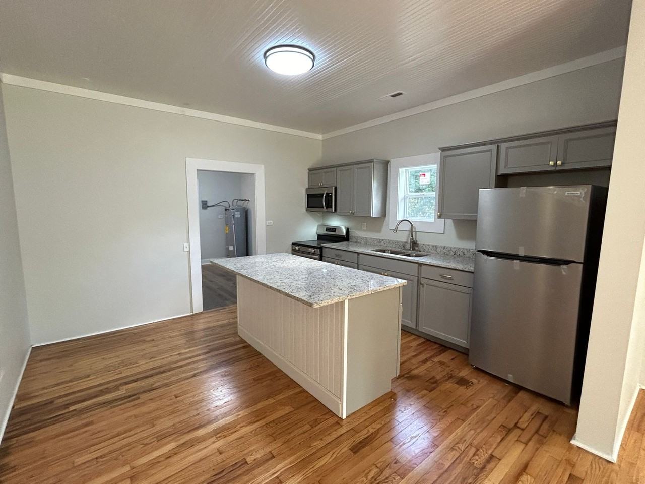 401 Francis St E - Photo 5 of 20