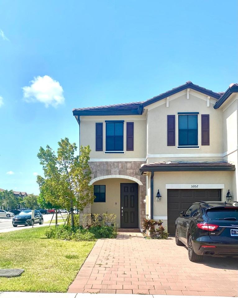 3202 W 108th St #3202 - Photo 2 of 20