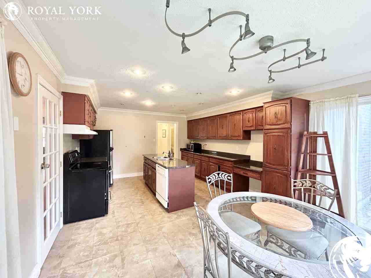 4028 Erindale Station Road, Mississauga, Ontario L5C 3T8 - Photo 3 of 35