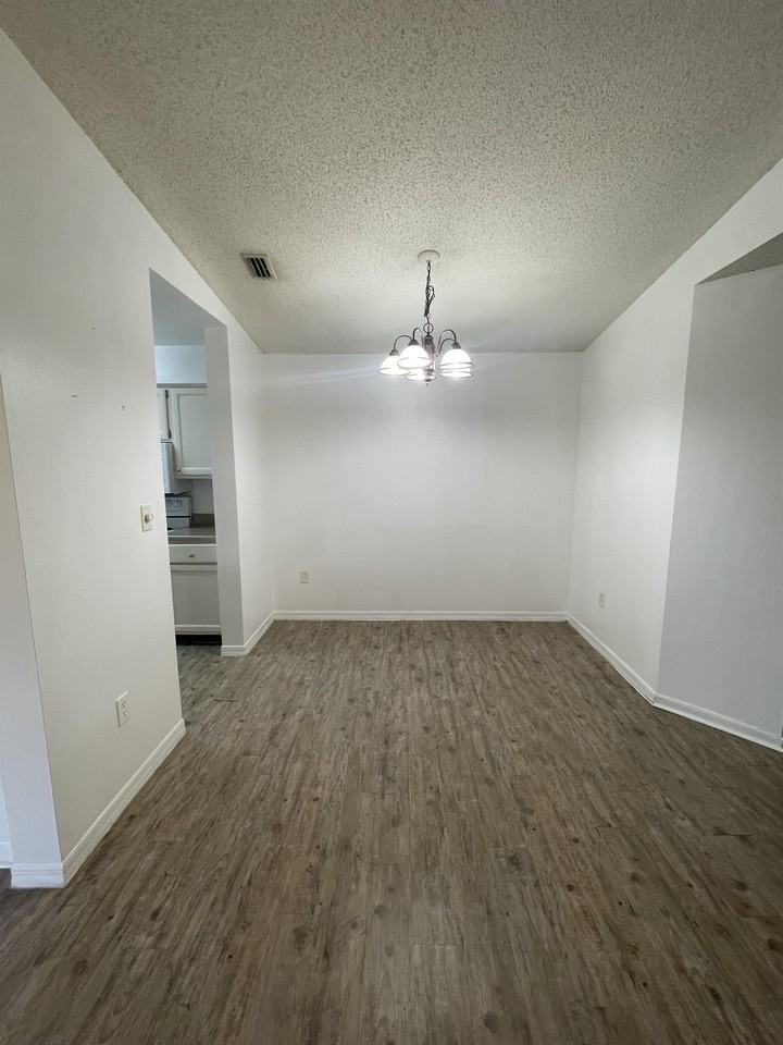 202 Riverbend Dr #1 - Photo 5 of 16