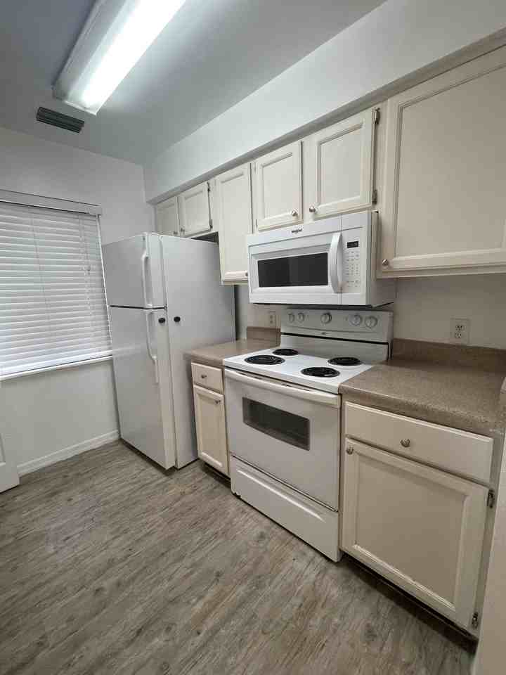 202 Riverbend Dr #1 - Photo 6 of 16