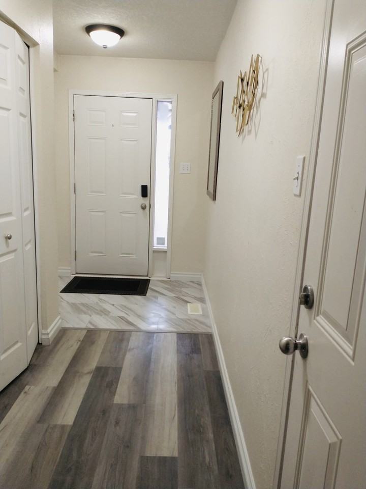 98 Brookfield Cres #1 - Photo 3 of 17