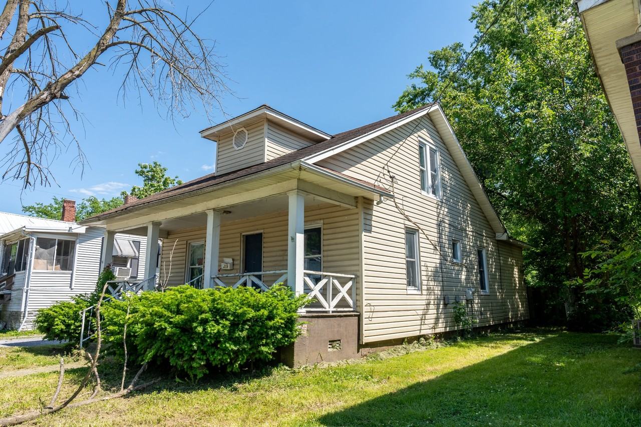 209 E Dayton St #1 - Photo 2 of 27