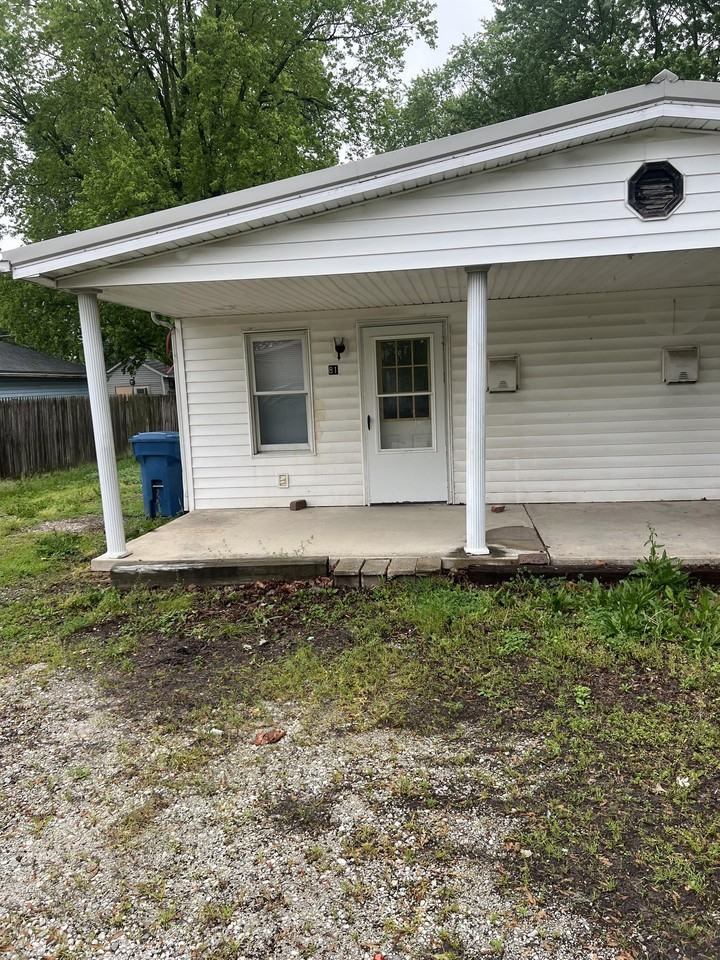 810 S Barclay St 2, Fairmount, IN 46928 2 Bedroom Apartment for Rent