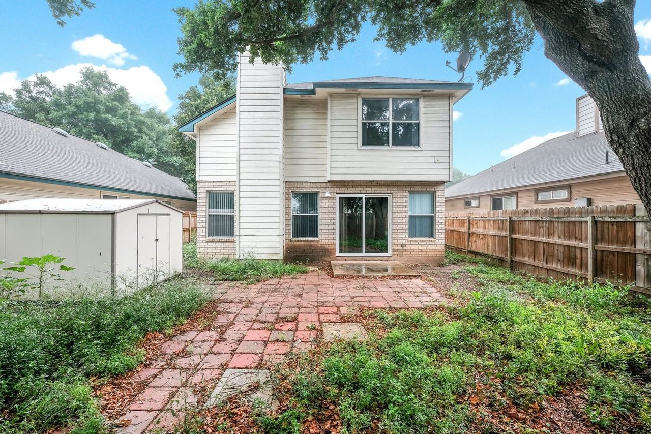 12 Pembroke Ln - Photo 3 of 17