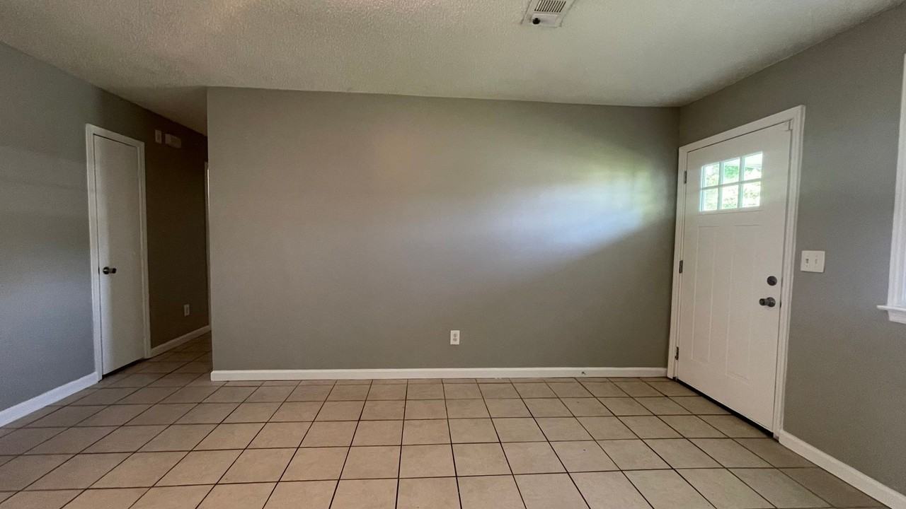802 Wallace St - Photo 2 of 18