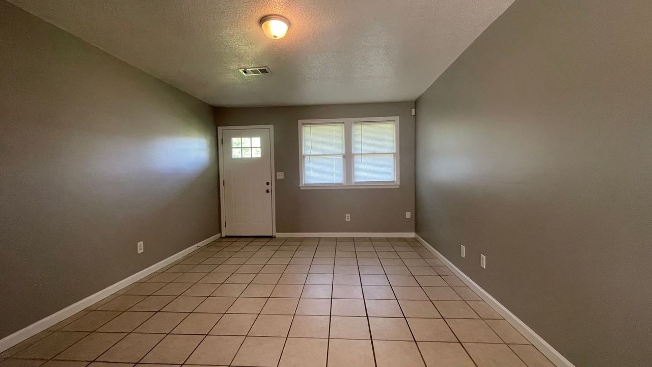 802 Wallace St - Photo 3 of 18