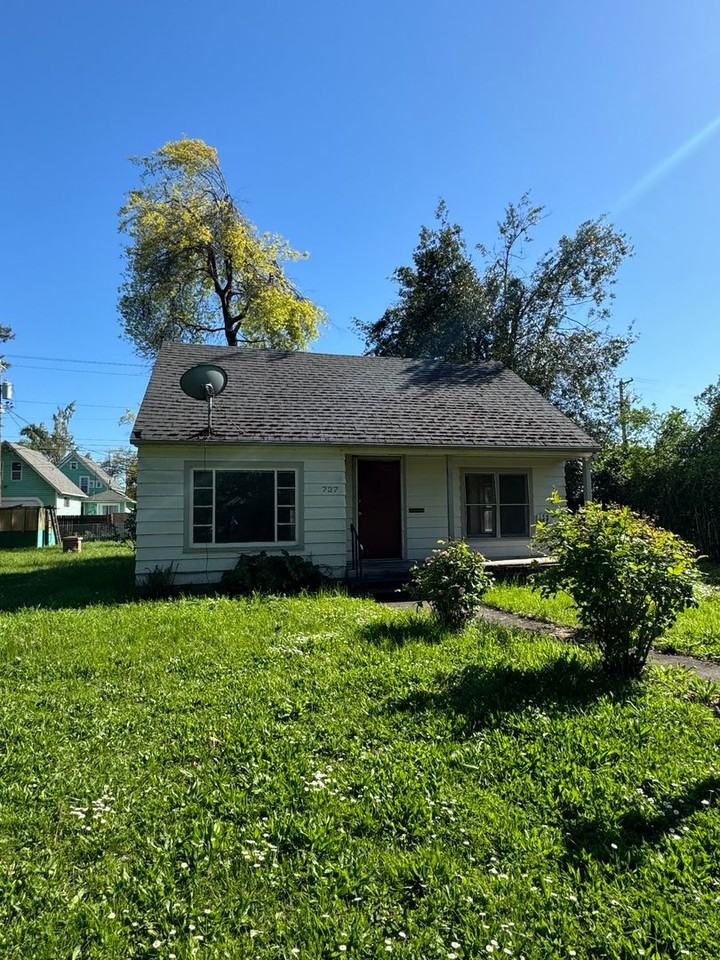 737 E St - Photo 2 of 4