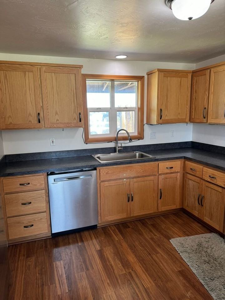 950 Greenway Dr - Photo 3 of 22