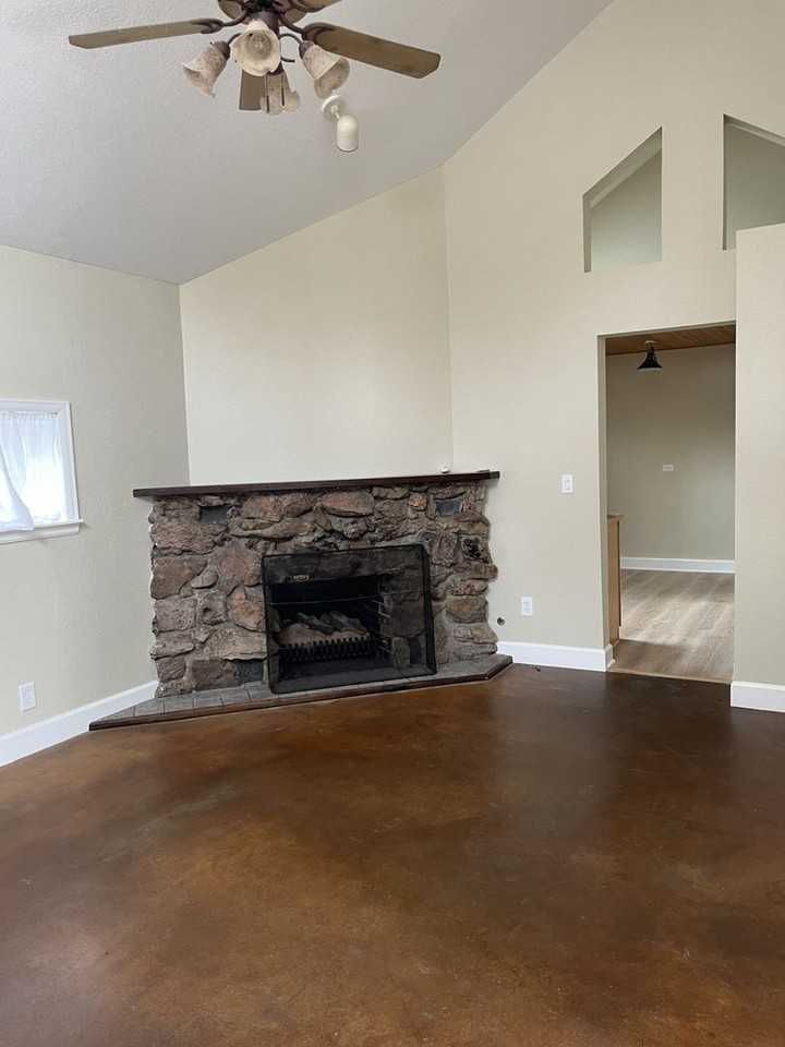 2131 26th St - Photo 3 of 15