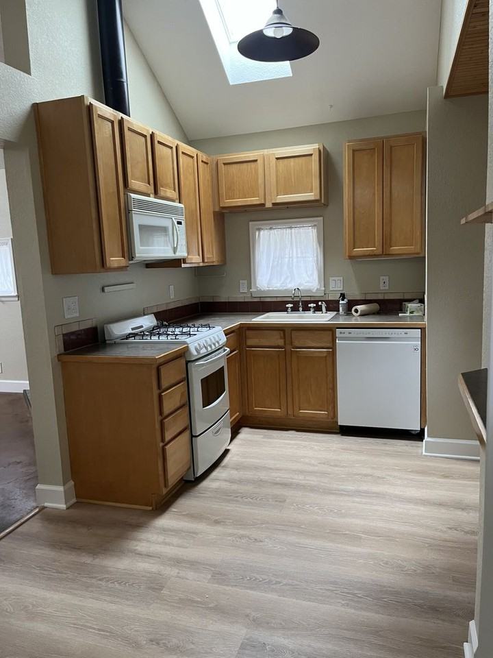 2131 26th St - Photo 4 of 15