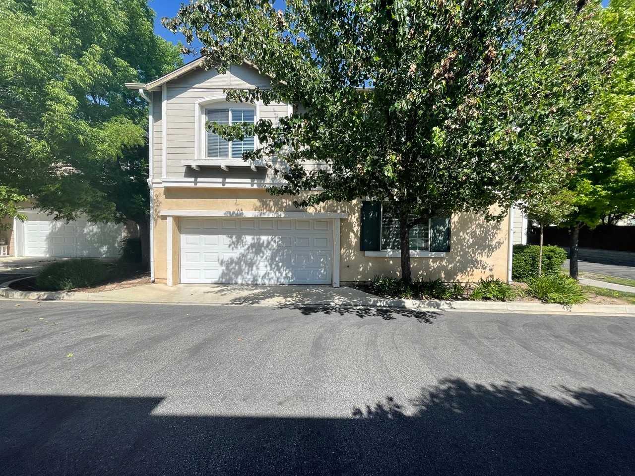 743 Cottage Ln - Photo 3 of 15