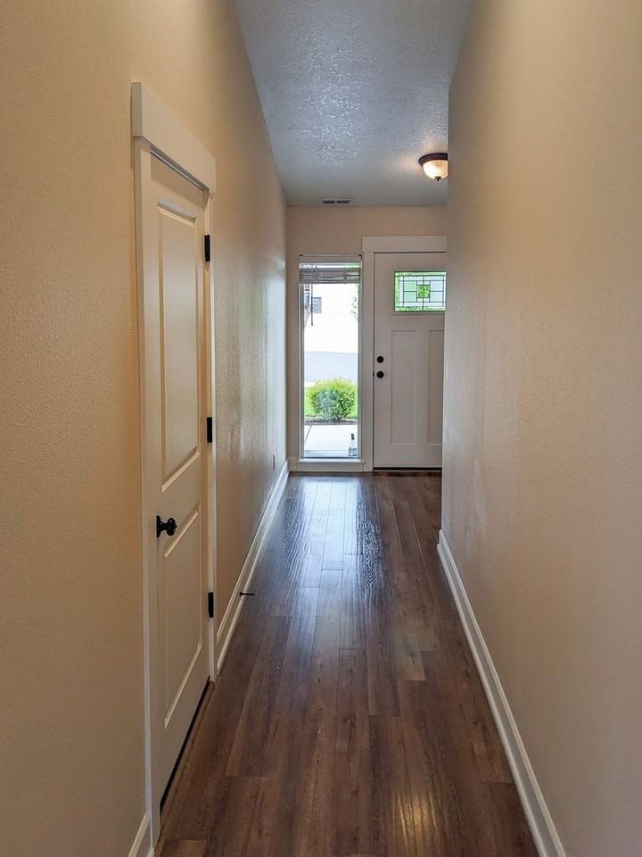 565 Ne Fern Ave - Photo 3 of 23