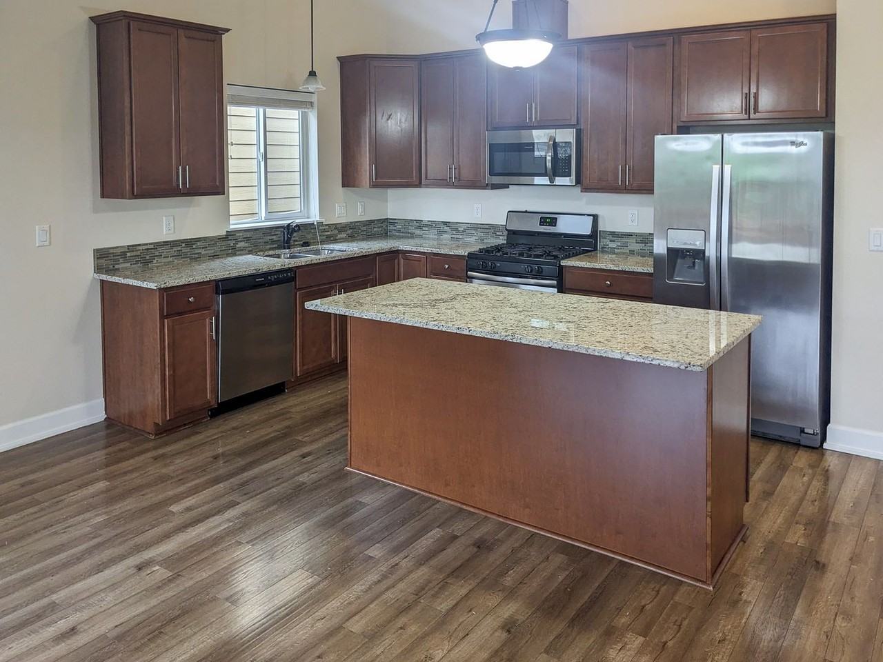 565 Ne Fern Ave - Photo 4 of 23