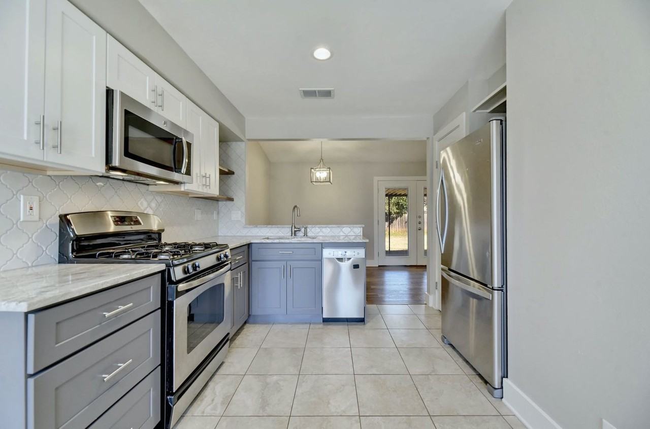 500 Thistlewood Dr - Photo 3 of 24