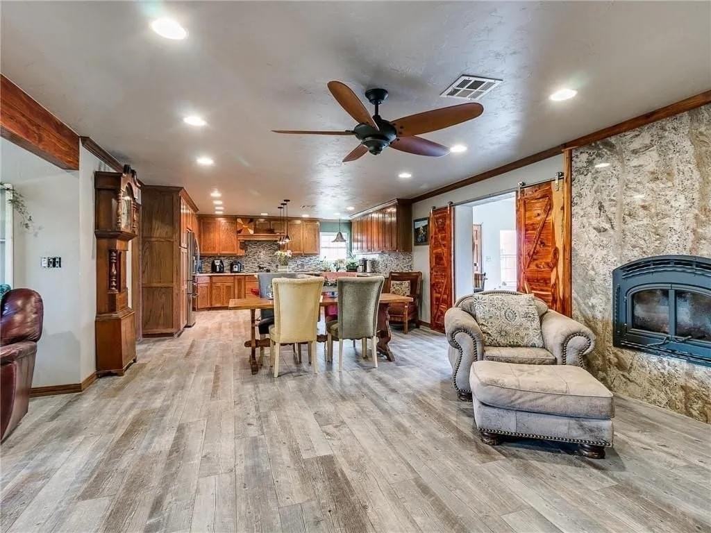 10900 60th St - Photo 3 of 6