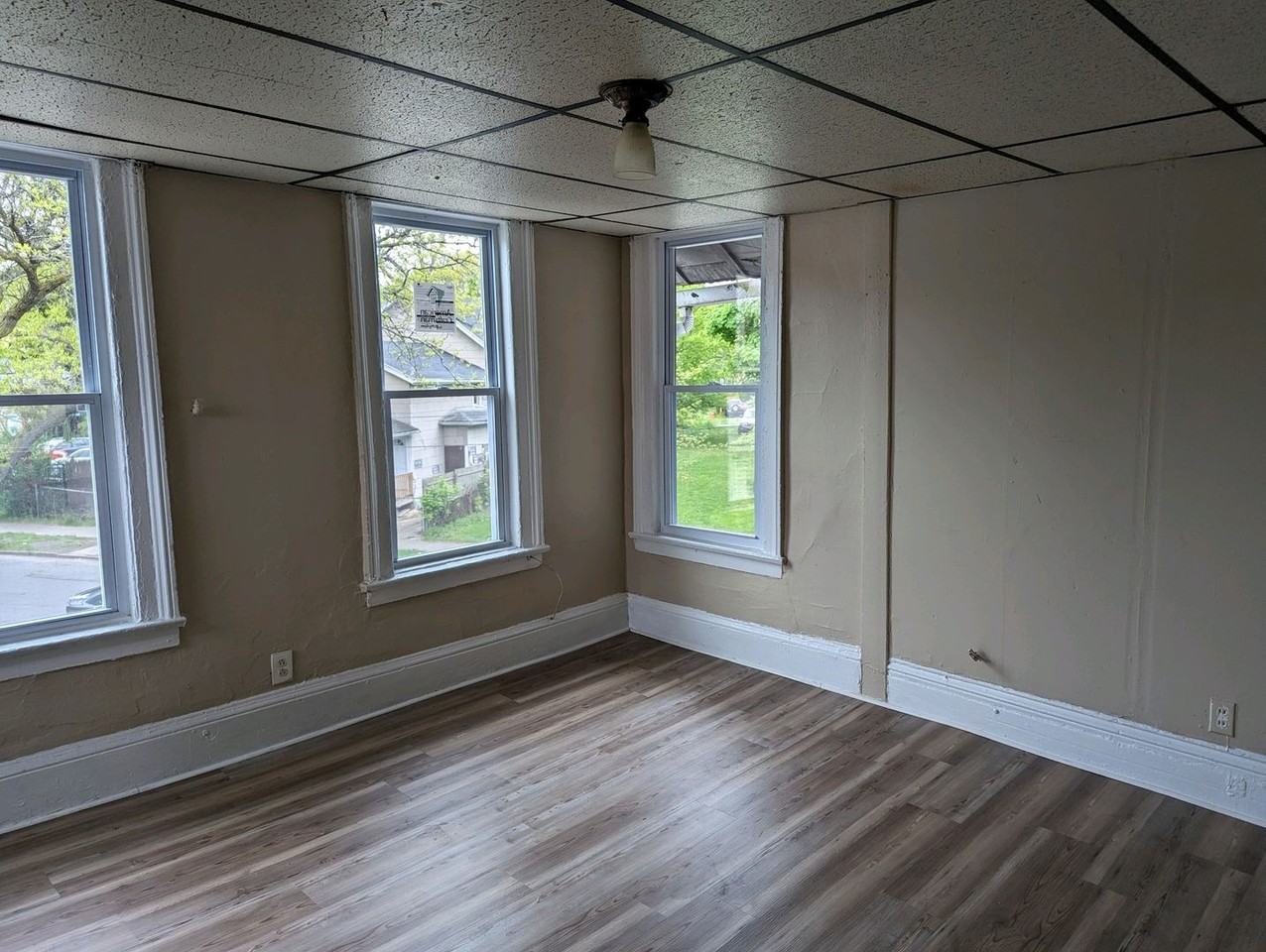 239 Spencer St - Photo 2 of 9