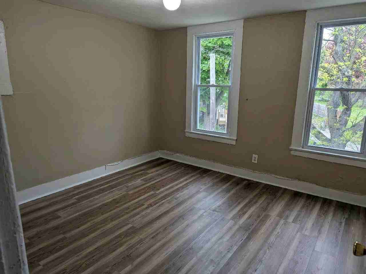 239 Spencer St - Photo 3 of 9