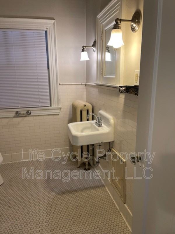 548 Fulton St E - Photo 6 of 10