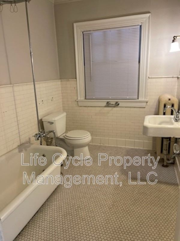 548 Fulton St E - Photo 7 of 10
