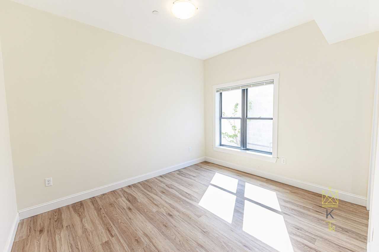 460 Washington St #1 - Photo 5 of 17