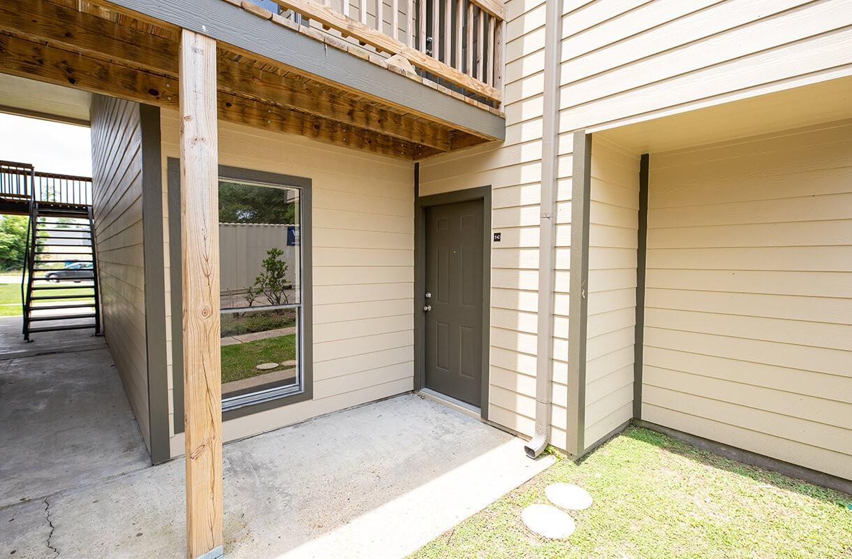 1020 W Mcneese St - Photo 2 of 8