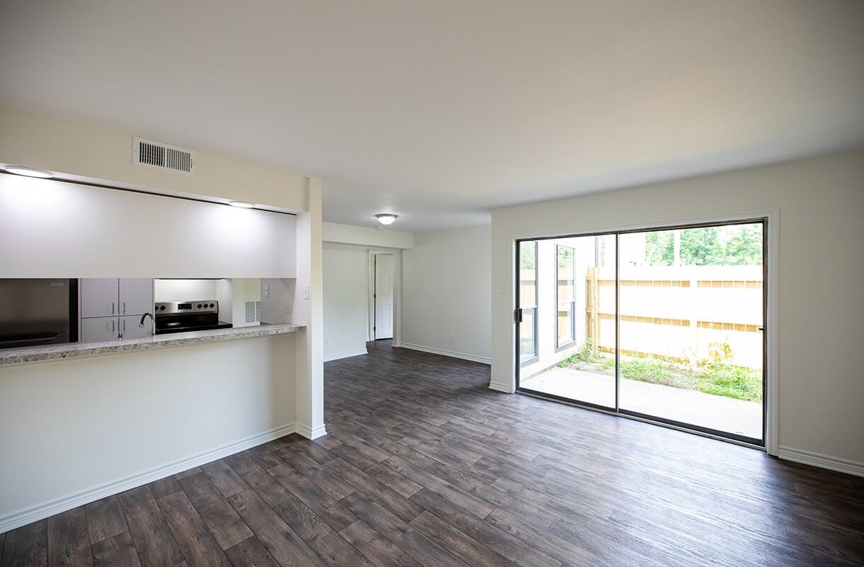1020 W Mcneese St - Photo 3 of 8